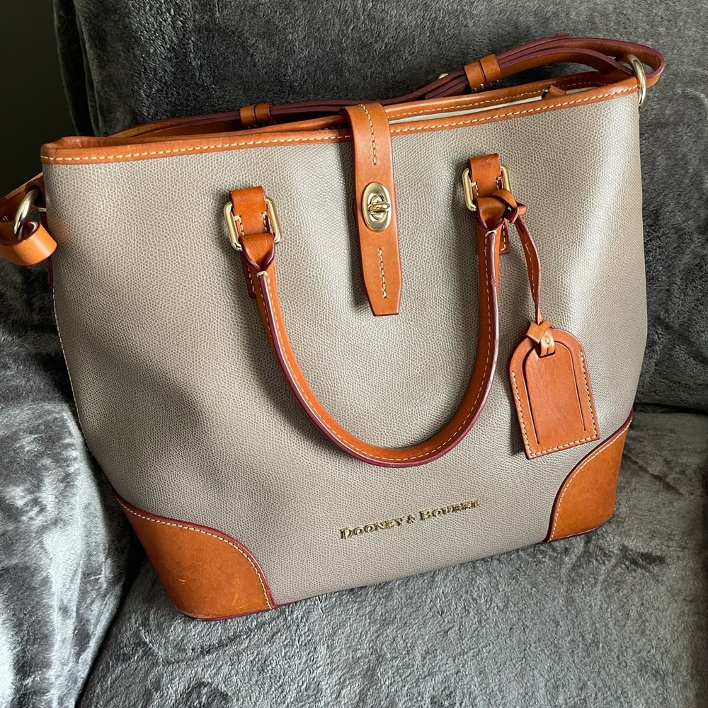 Like new Dooney and Bourke beautiful bag